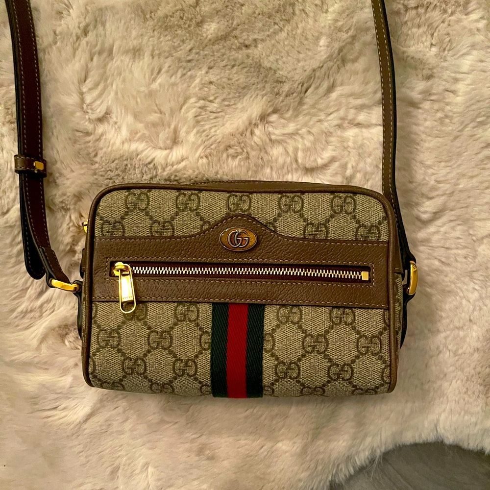 Gucci Crossbody bag adjustable strap 7 x 6 only used twice comes with dust bag